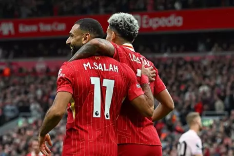 تكريمًا لمسيرته.. تيفو تاريخي من جماهير ليفربول في وداعية محمد صلاح (صور)